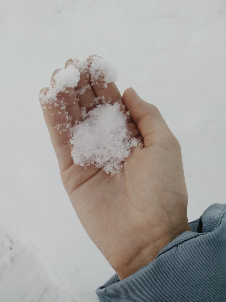 снег в руке