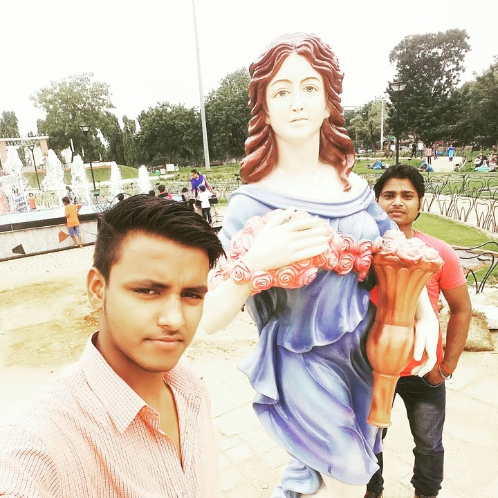 statue