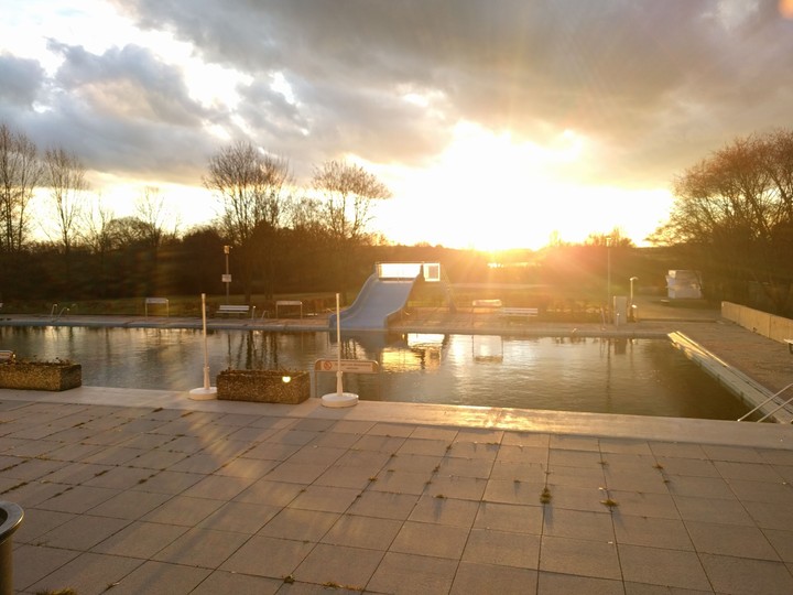 Freibad im Sonnenlicht