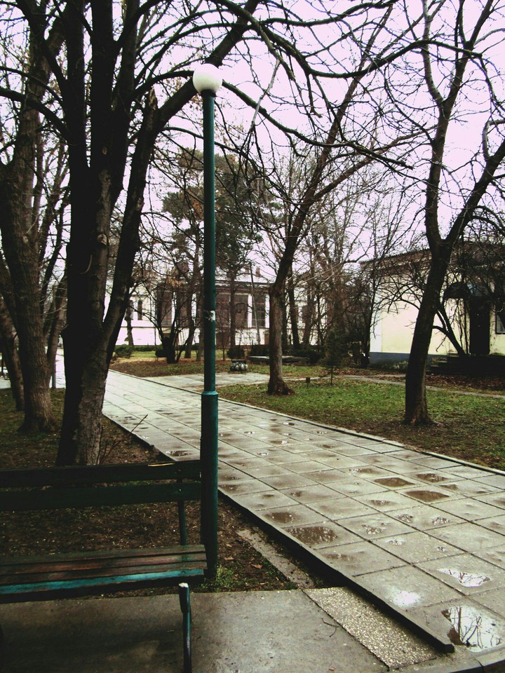 Скамейка и фонарь
