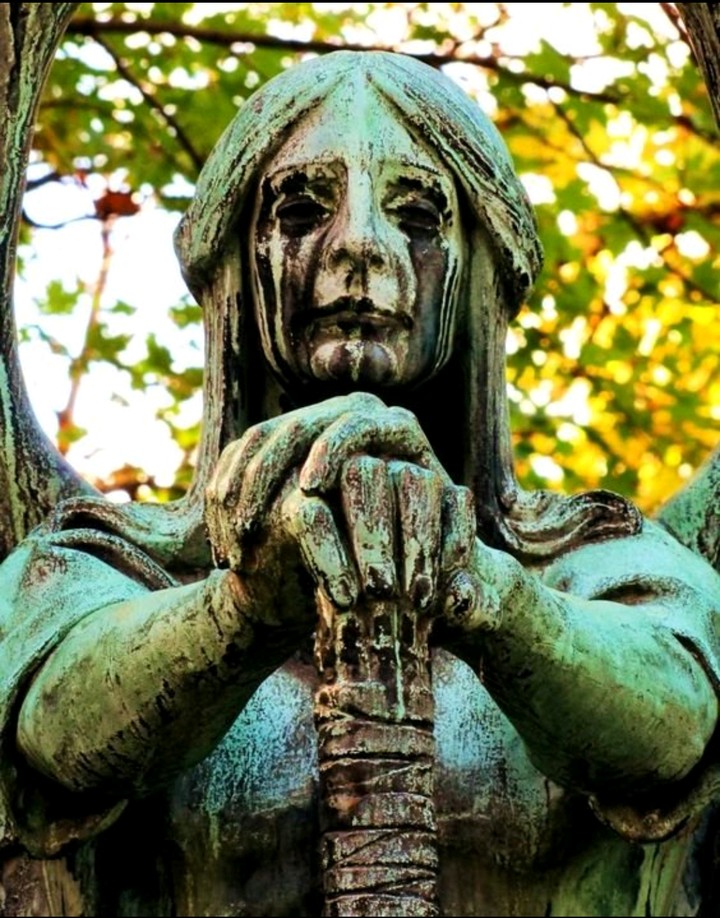 statue