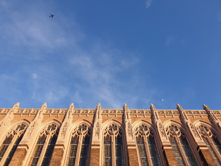 하늘, 달, 비행기 그리고 수잘로 도서관 - Suzzallo Library