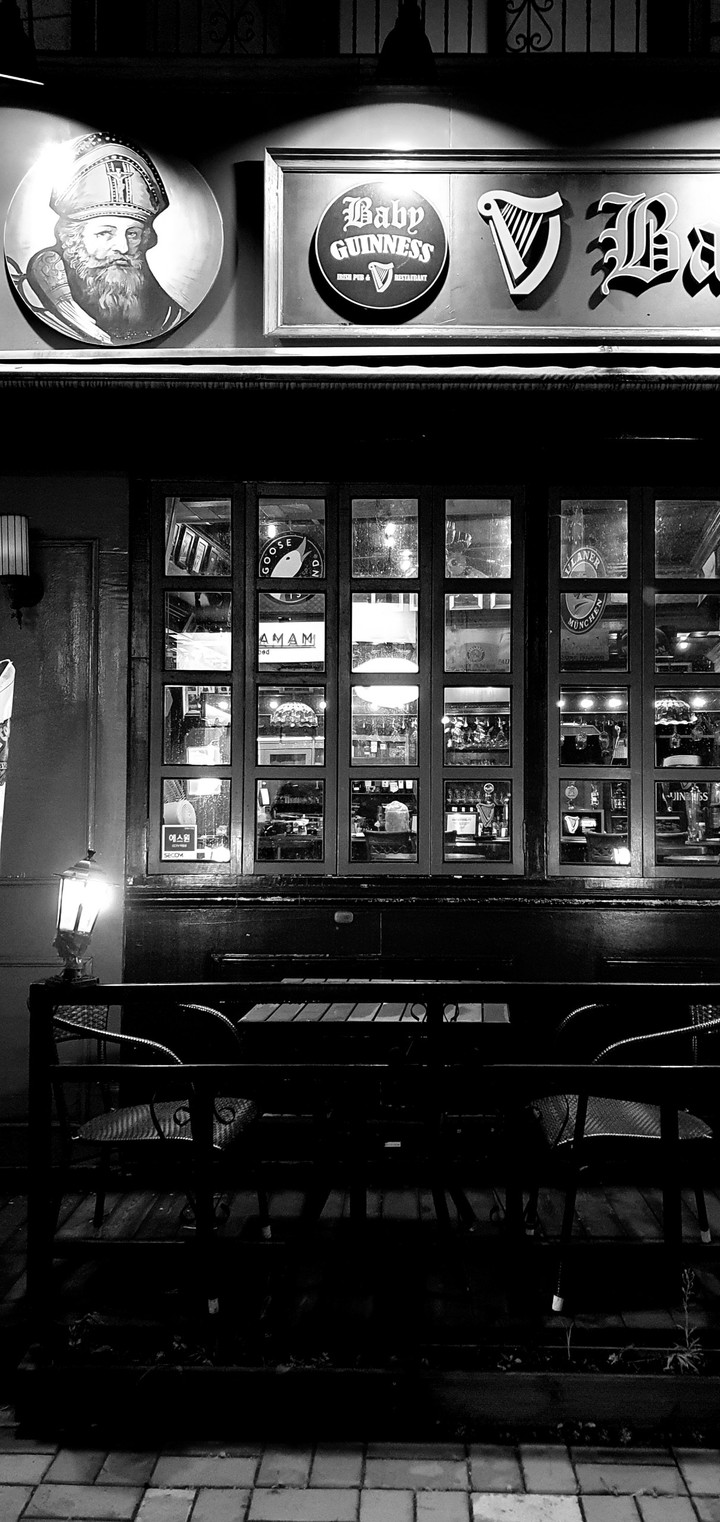 Night view of Britsh style pub