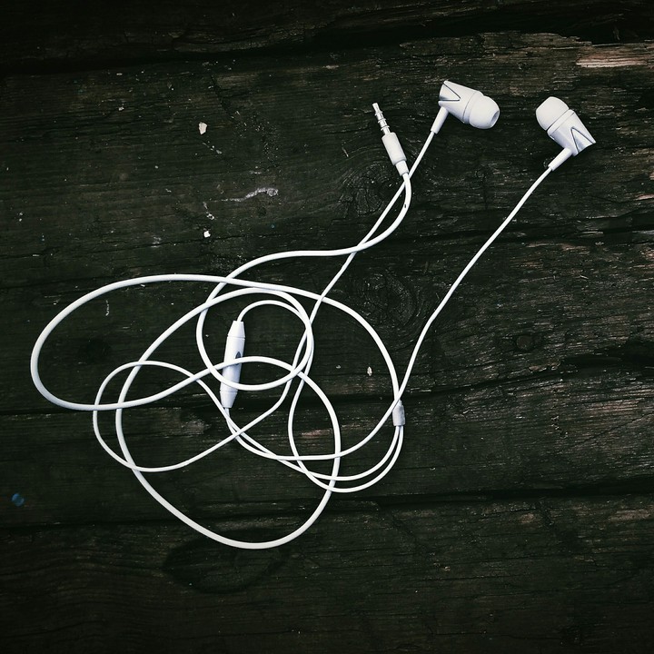 Hedphones on wood