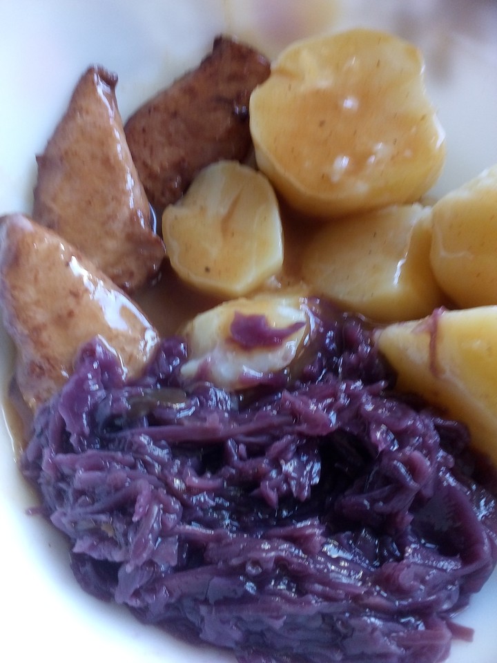 Lende mit Rotkohl und Kartoffeln mit Sahnesoße.