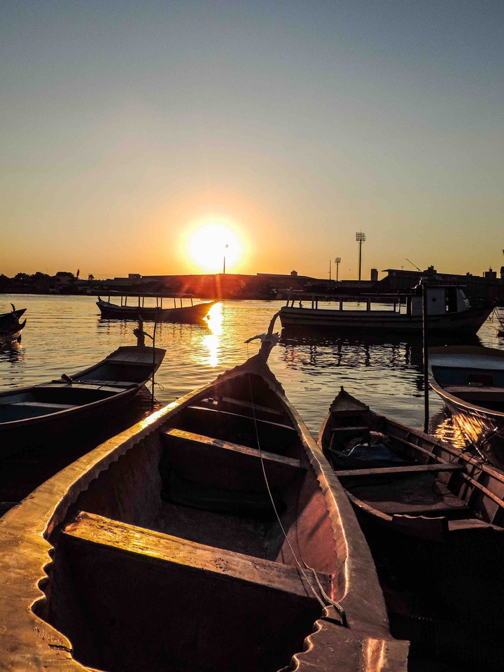 canoas no por do sol