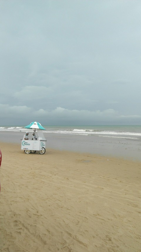 Praia com céu cinzento