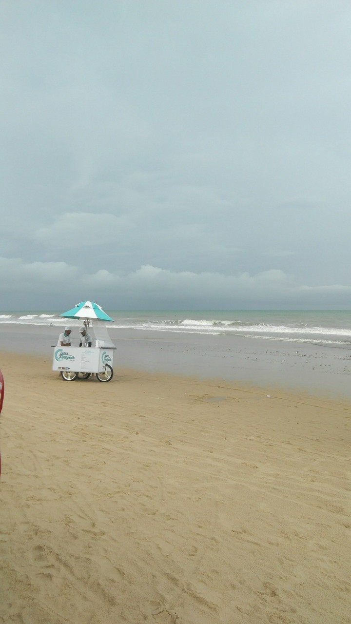 Praia com céu cinzento