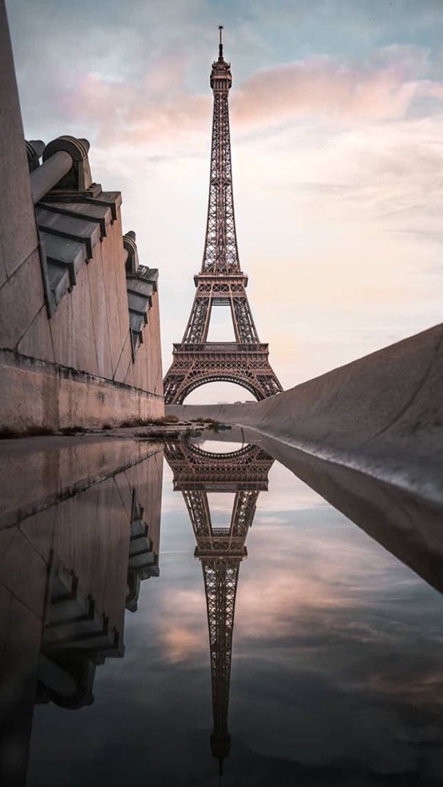 Eiffel tower screenshot wallpaper for iPhone