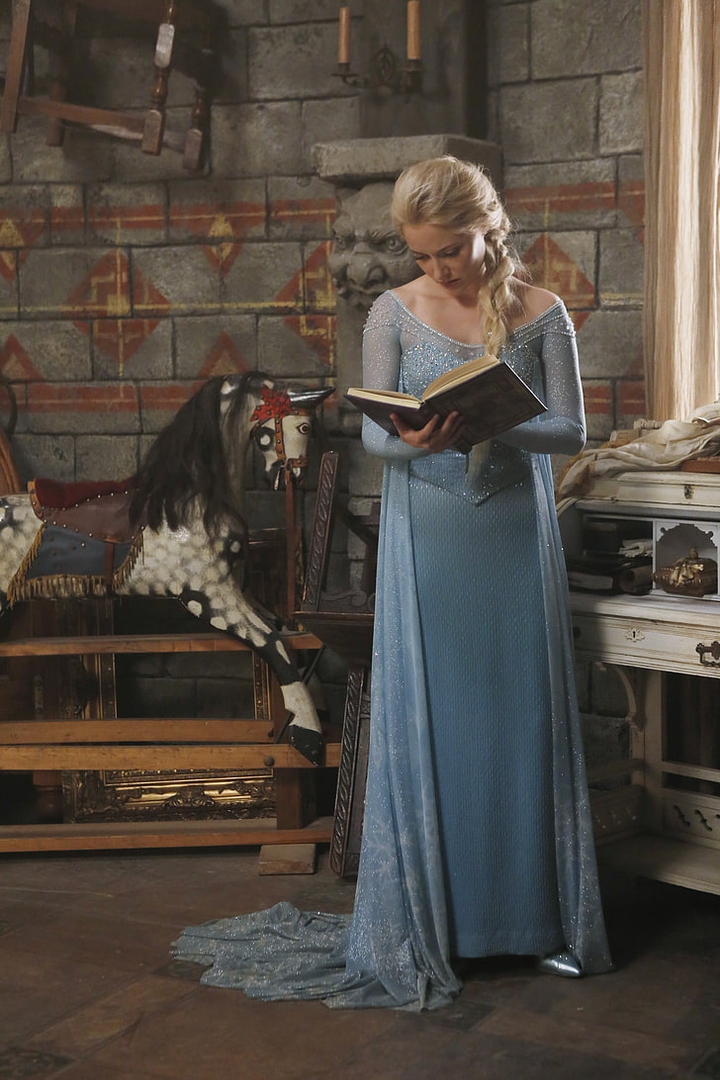 ELSA READS HER PARENTS ' DIARY