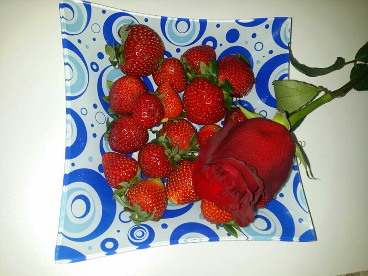 клубника и роза