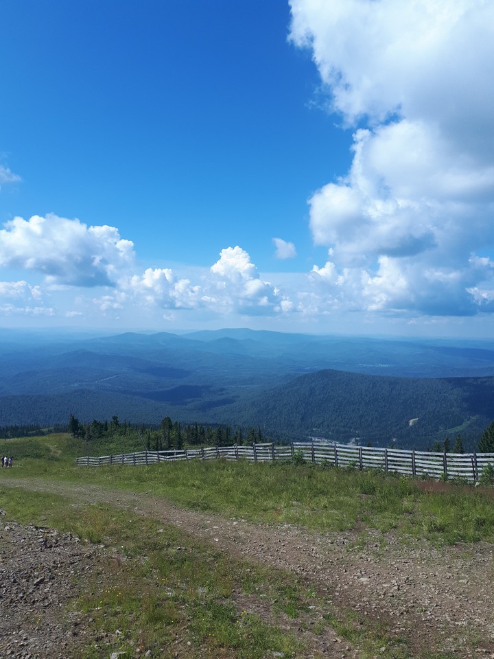 по дороге  с облаками