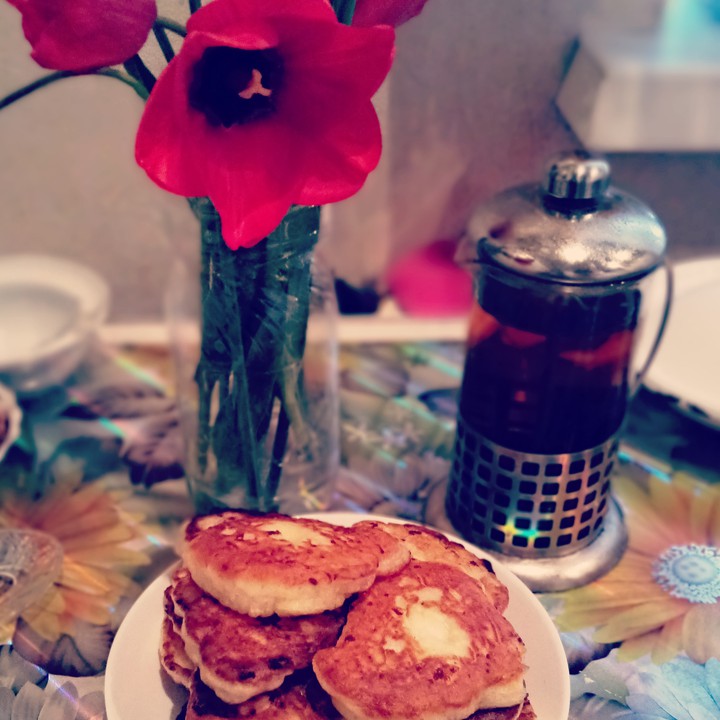 оладушки и вкусный теплый чай