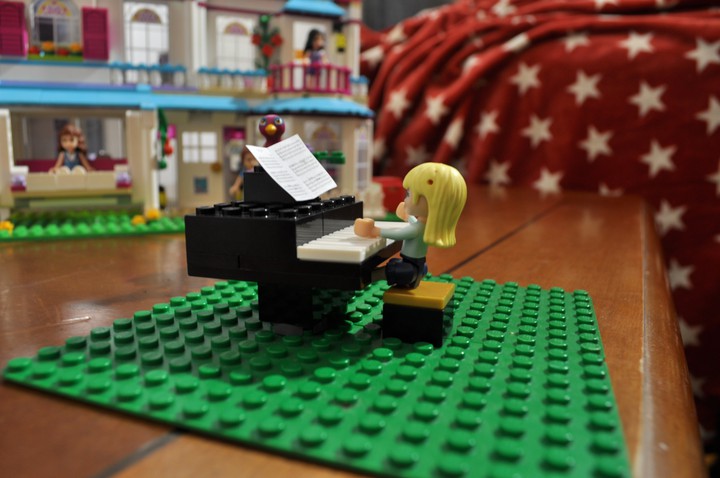 Lego piano
