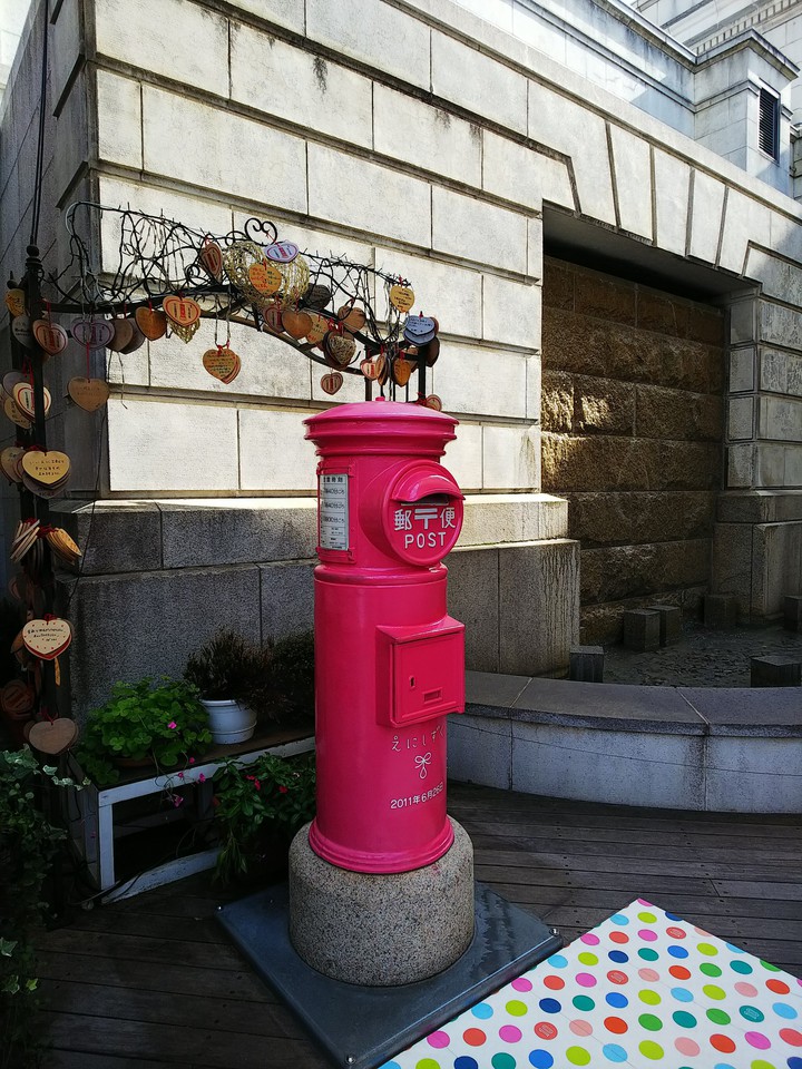 Pink post