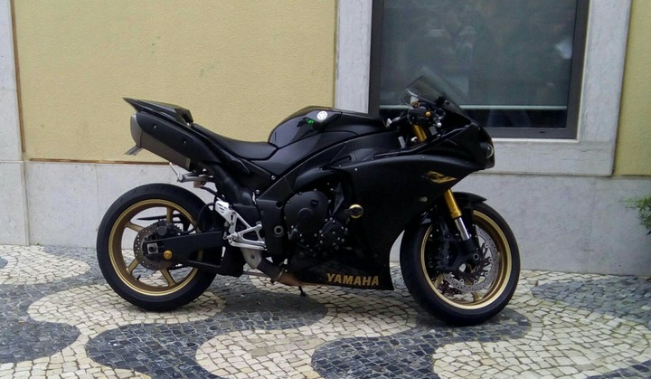 YAMAHA R1