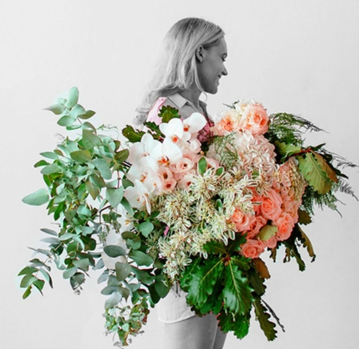 woman with flowers ✌️