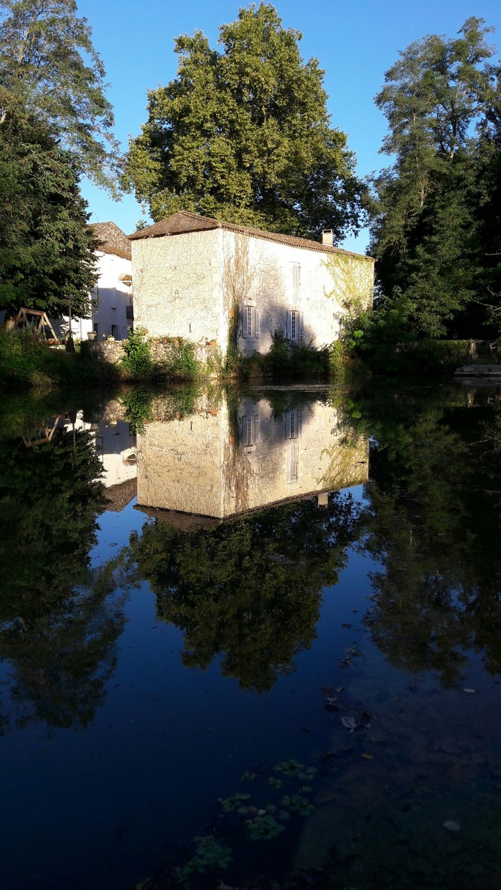 maison au bord d'un barrage