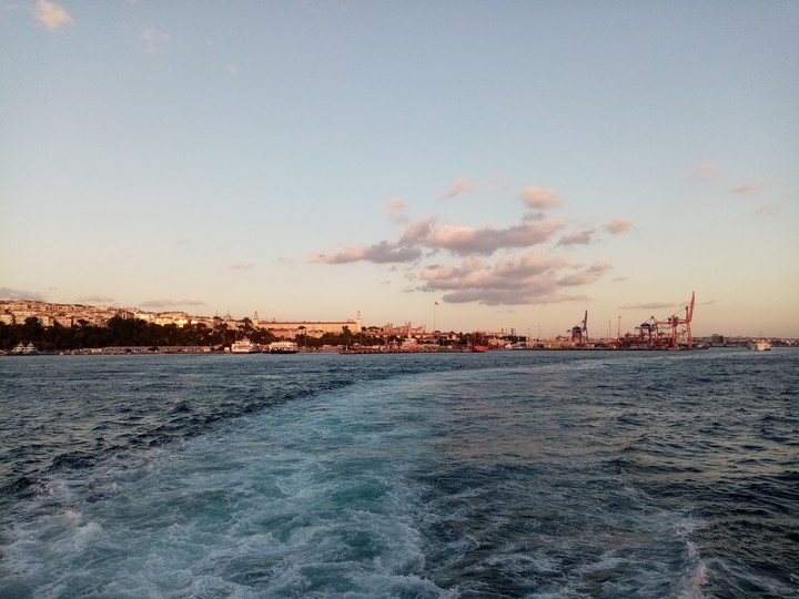 Gök mavi /  yer mavi / bulutlar beyaz.