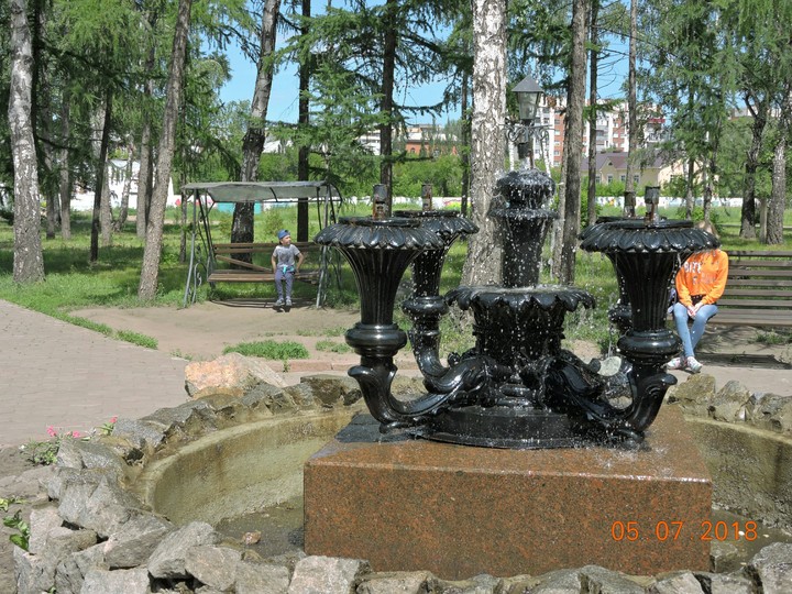У фонтана