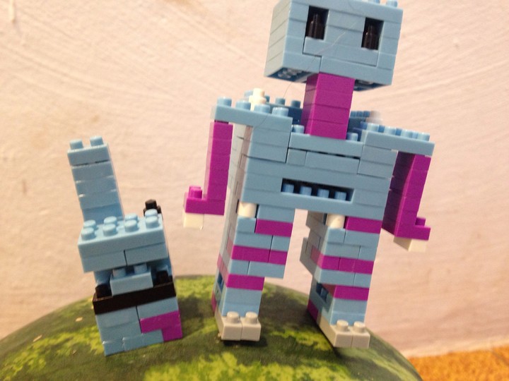 Ein Roboter mit Baby