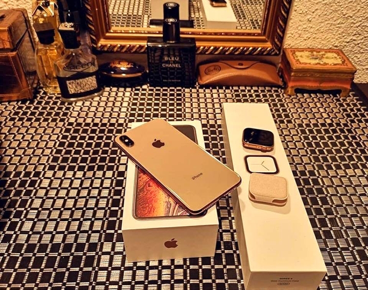 iPhone Xs I watch series 4