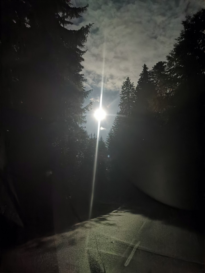 Un soir, sur une route