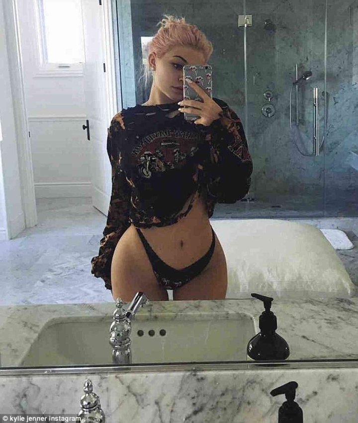 Erotic Kylie Jenner Selfie