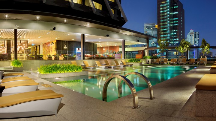 Hotel & swimming pool