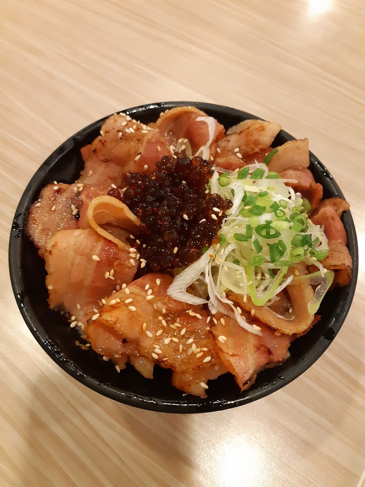 Japanese food : Bacon Don with sauce in roe