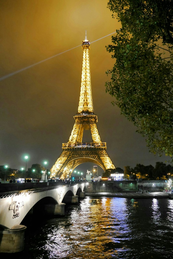 Eiffel tower in Paris at night