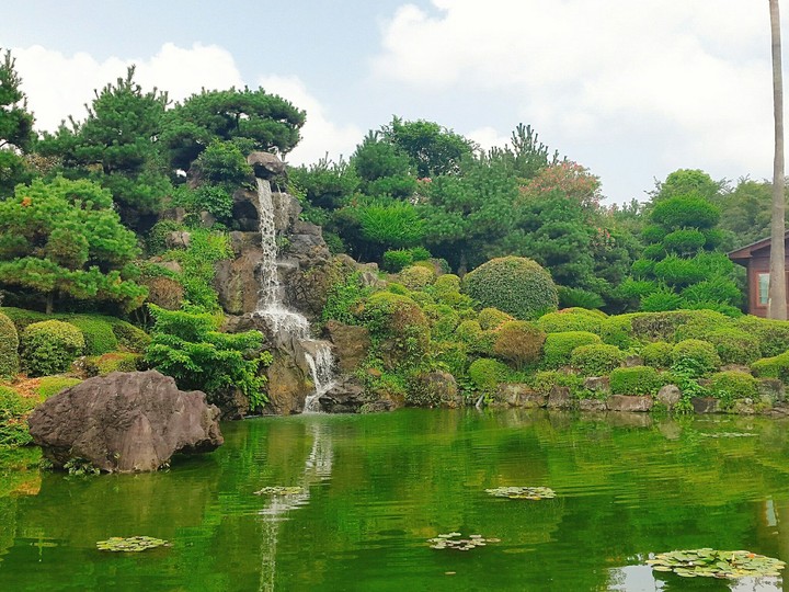 폭포 연못