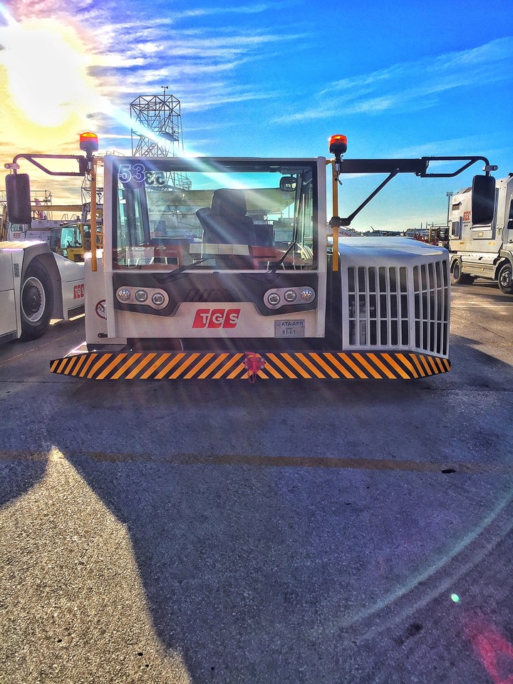 Aircraft pushback car