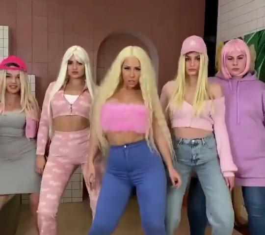 девушки