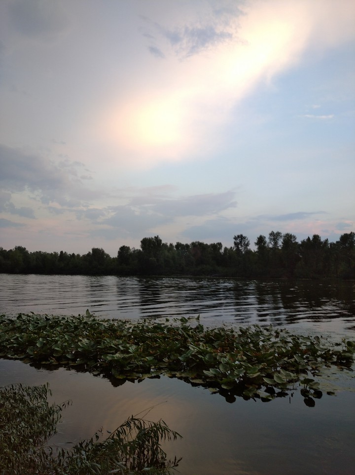 закат на реке Днепр