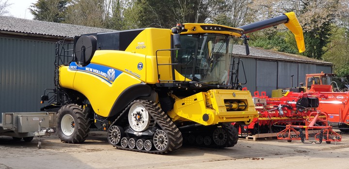 NEW HOLLAND CR8.90