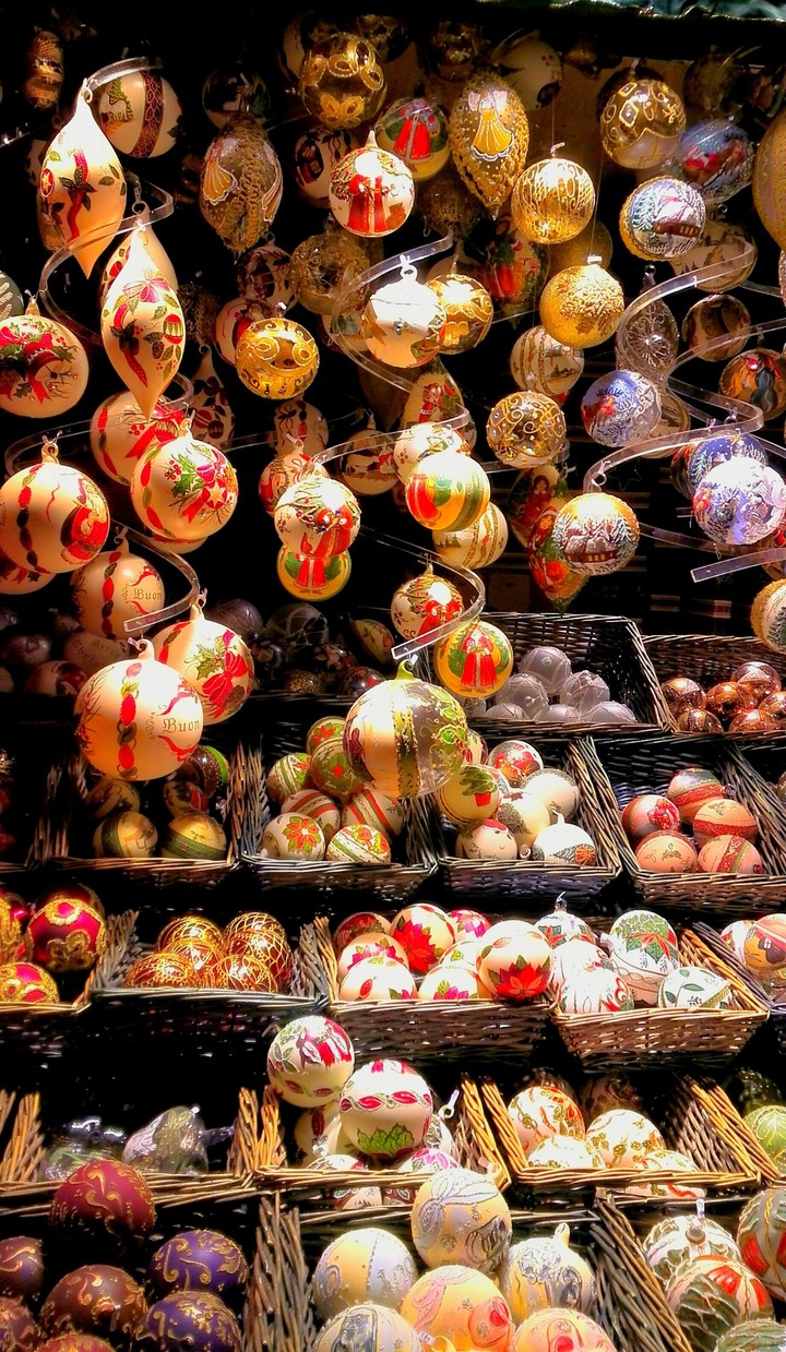 X-Mas ornaments in Vienna winter market