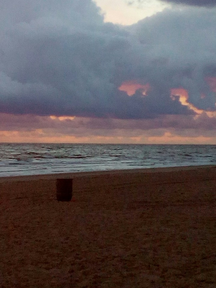 zonsondergang aan zee