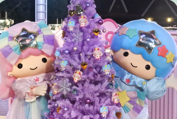 Kiki & Lala around Christmas tree