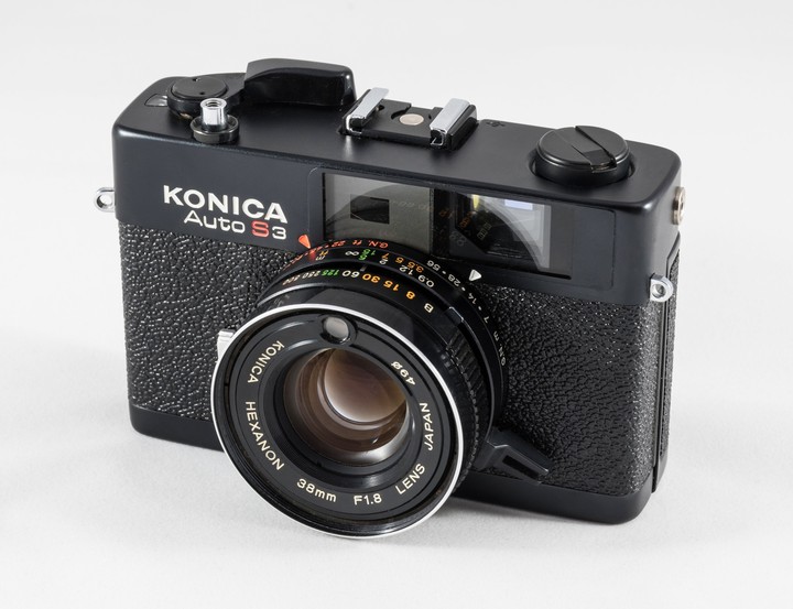 Uma câmera rangefinder Konica Auto S3.