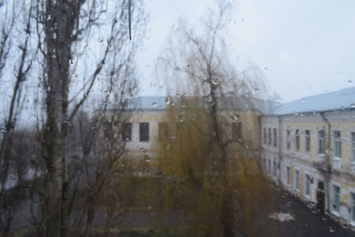 Дождь за окном и в сердце печаль...