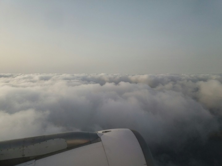 Avião a passar pelas nuvens.