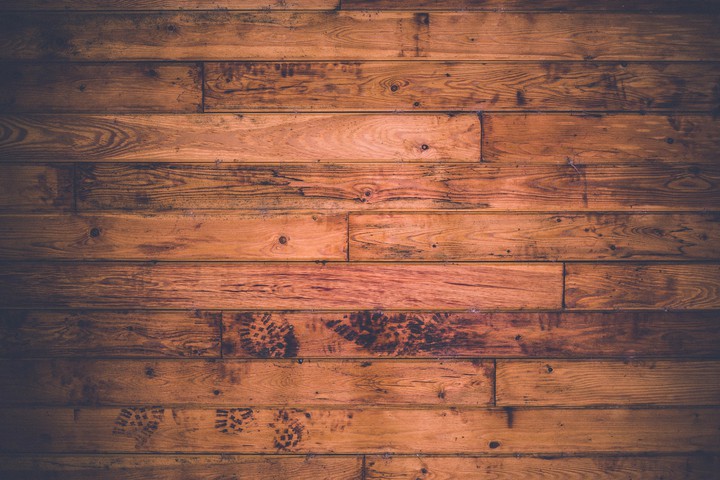 Abdrücke auf den Holzdielen