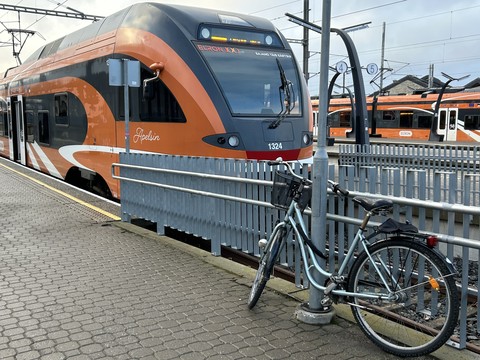 רקעים train, statiin
