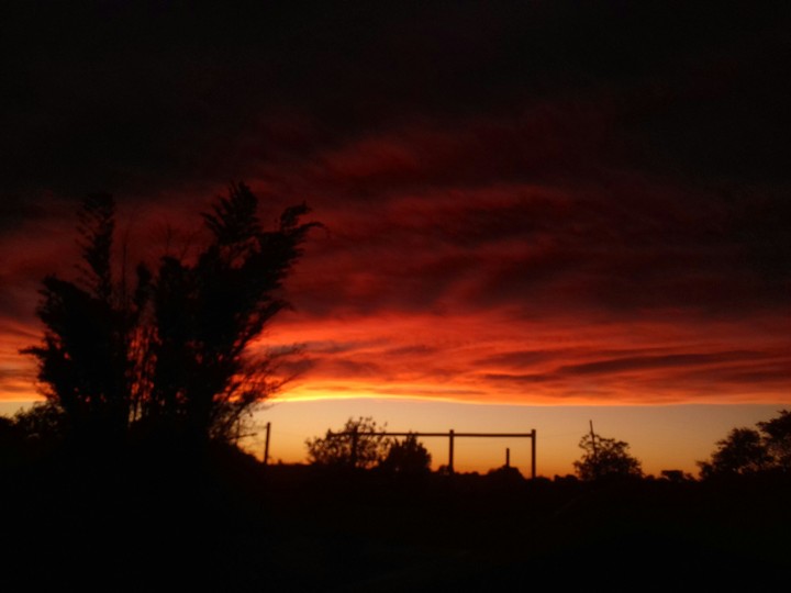 por do sol entre nuvens