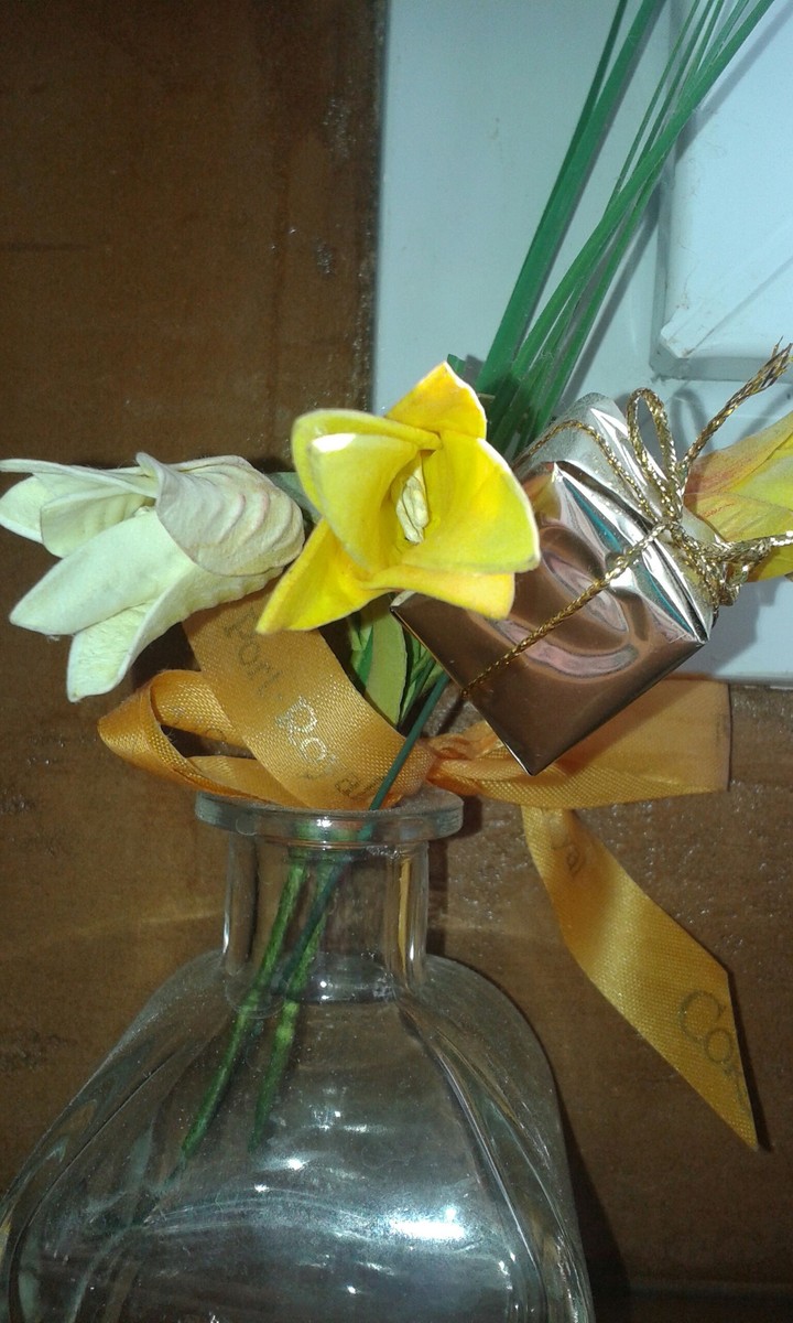 fleur jaune et faux cadeau
