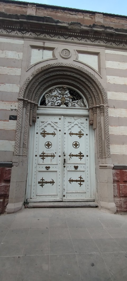symmetry, Gate achtergronden