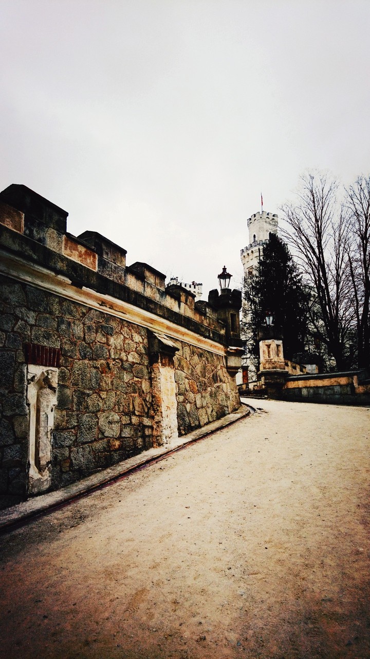 Старинная стена