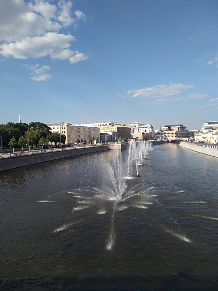 фонтан в Москве  на реке рядом с Третьяковской