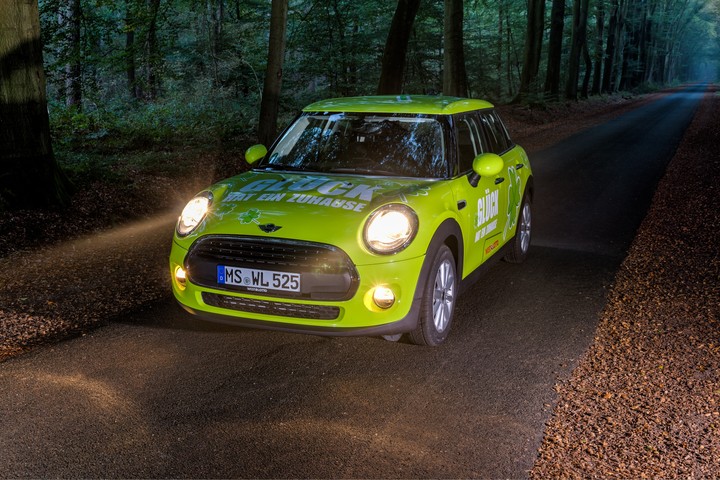 BMW MINI em uma estrada rural